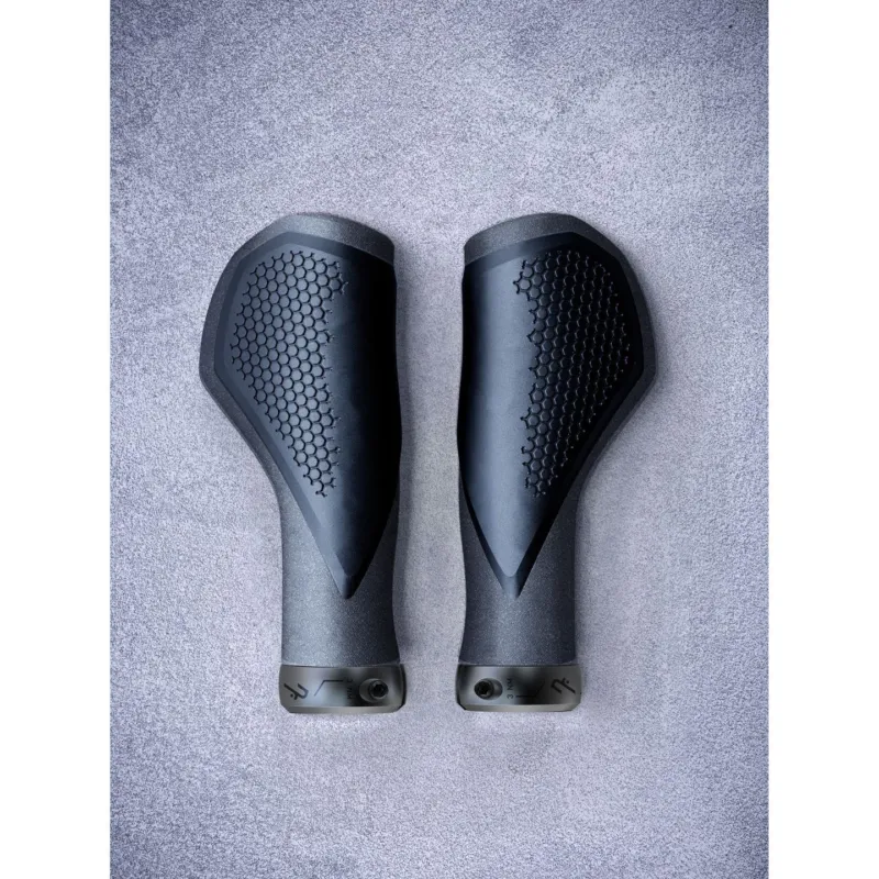 MANSOANE CUBE NATURAL FIT GRIPS COMFORT Black Grey Lichidare de stoc