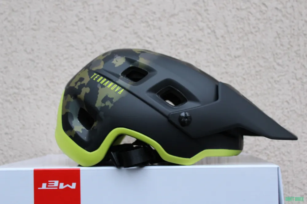 MET Terranova casca S (52-56cm) Camo Reducere specială