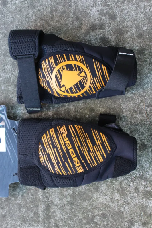 Endura Singletrack II genunchiere - marime M/L Preț promoțional